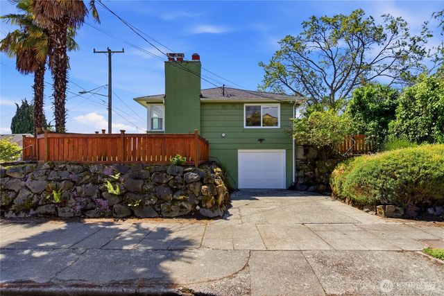 6825 Linden Avenue N, Seattle, WA 98103