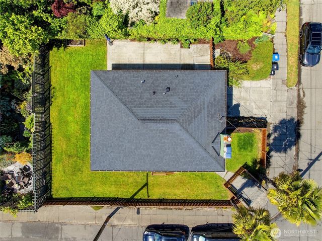 6825 Linden Avenue N, Seattle, WA 98103