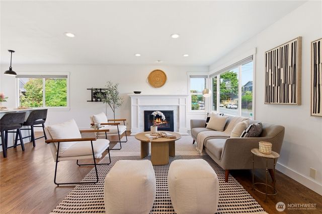 6825 Linden Avenue N, Seattle, WA 98103