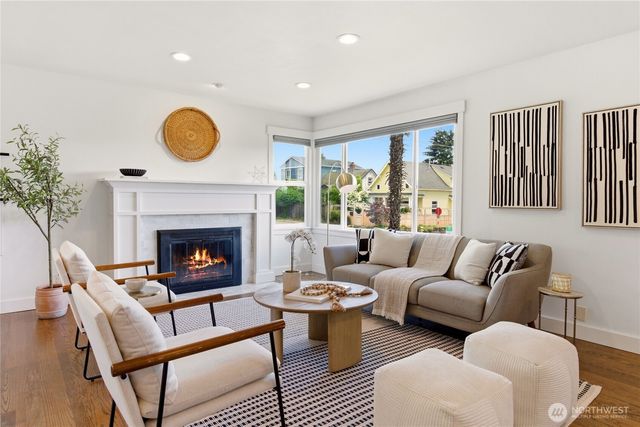 6825 Linden Avenue N, Seattle, WA 98103