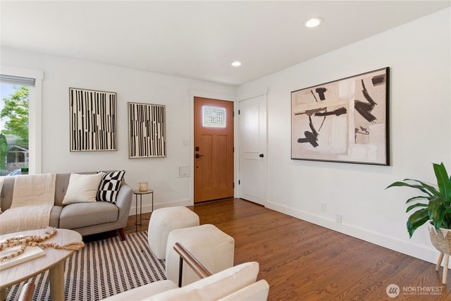 6825 Linden Avenue N, Seattle, WA 98103