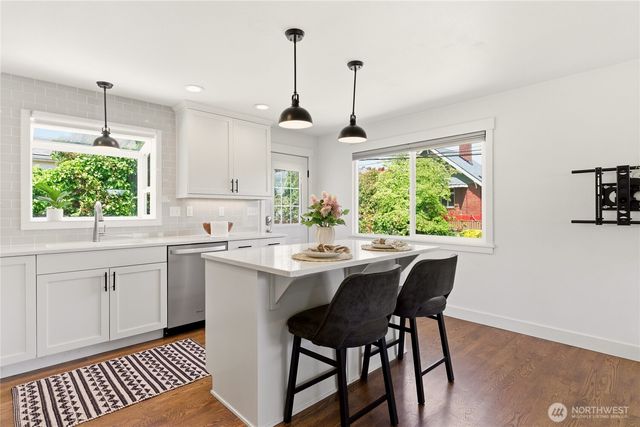 6825 Linden Avenue N, Seattle, WA 98103