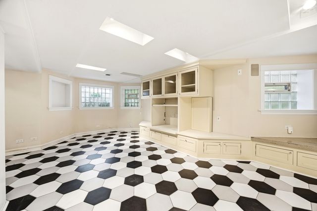 1639 W RASCHER Avenue, Chicago, IL 60640