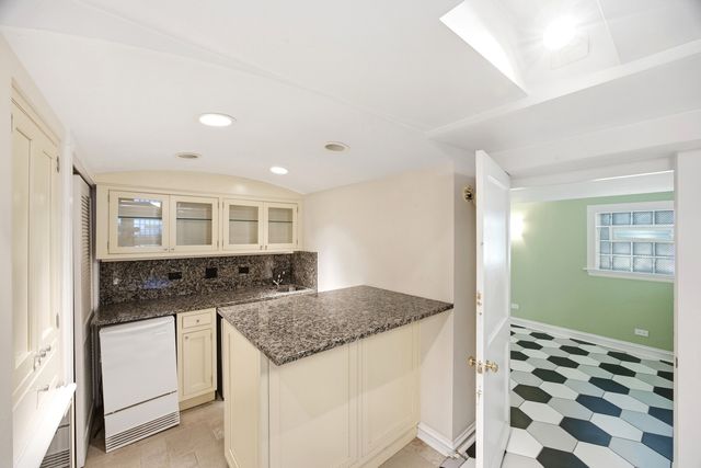 1639 W RASCHER Avenue, Chicago, IL 60640
