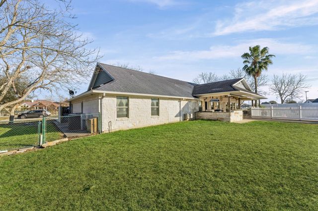 1840 Caroline Street, Dickinson, TX 77539