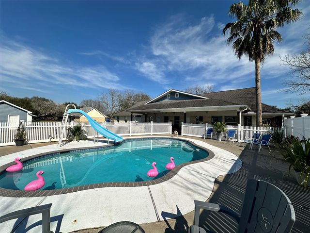 1840 Caroline Street, Dickinson, TX 77539