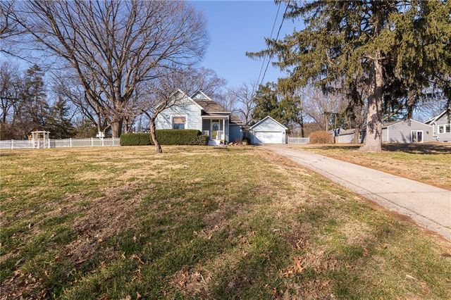 2304 Maple Avenue, Leavenworth, KS 66048