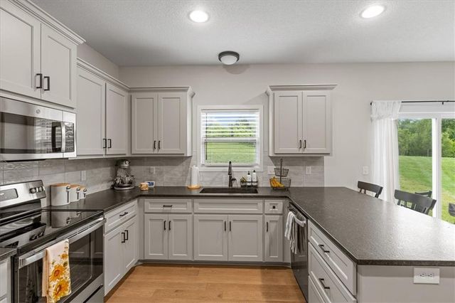 6745 Prairie Lane, Parkville, MO 64152