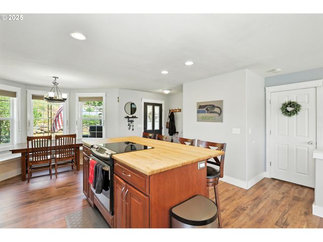 438 Nw ROSELAWN St, Stevenson, WA 98648