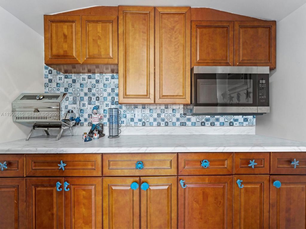 Image 11 of property listing at 325 Calusa ST 321, Key Largo, FL 33037