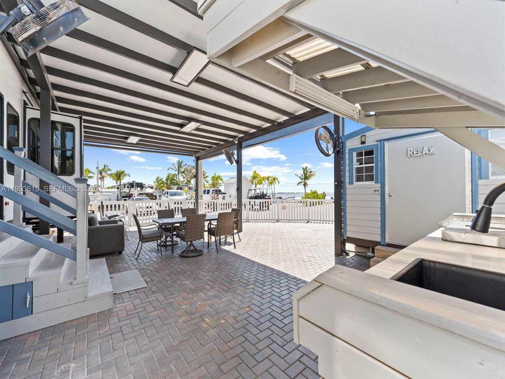 Image 13 of property listing at 325 Calusa ST 321, Key Largo, FL 33037