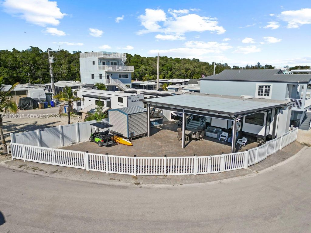 Image 2 of property listing at 325 Calusa ST 321, Key Largo, FL 33037