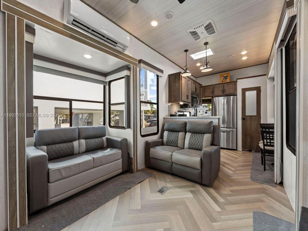 Image 20 of property listing at 325 Calusa ST 321, Key Largo, FL 33037