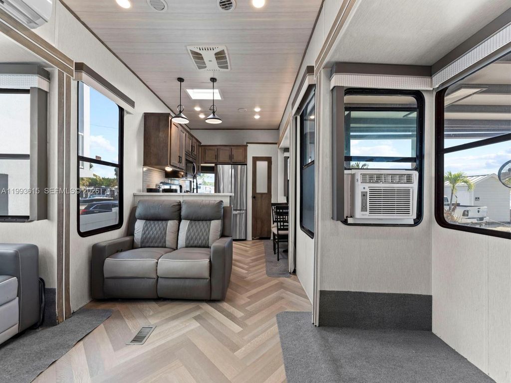 Image 21 of property listing at 325 Calusa ST 321, Key Largo, FL 33037