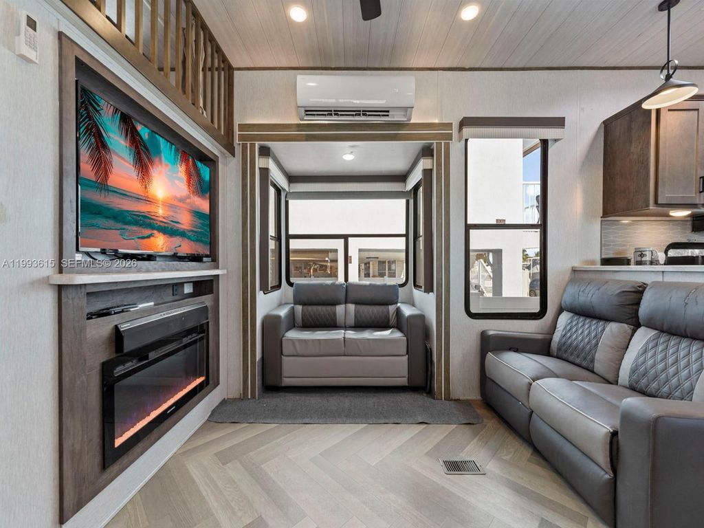 Image 22 of property listing at 325 Calusa ST 321, Key Largo, FL 33037