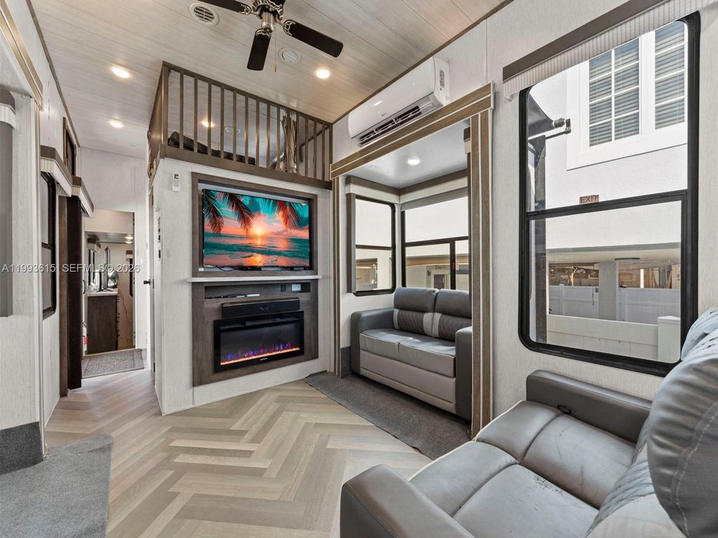 Image 23 of property listing at 325 Calusa ST 321, Key Largo, FL 33037