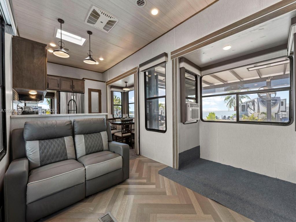 Image 24 of property listing at 325 Calusa ST 321, Key Largo, FL 33037