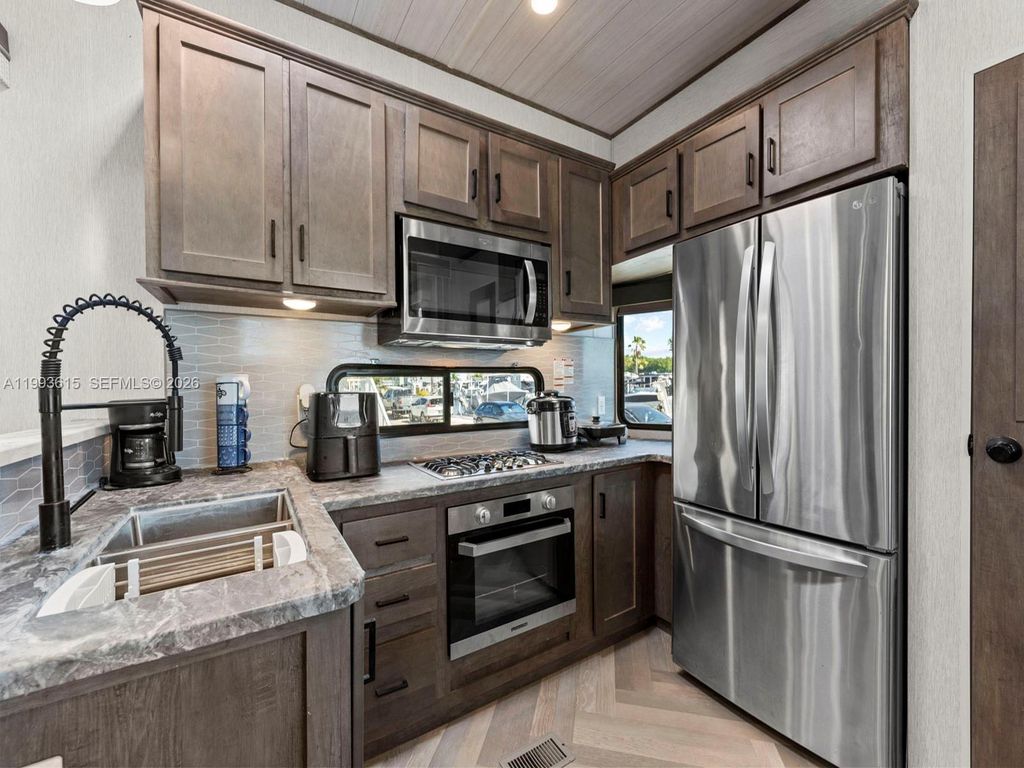 Image 26 of property listing at 325 Calusa ST 321, Key Largo, FL 33037