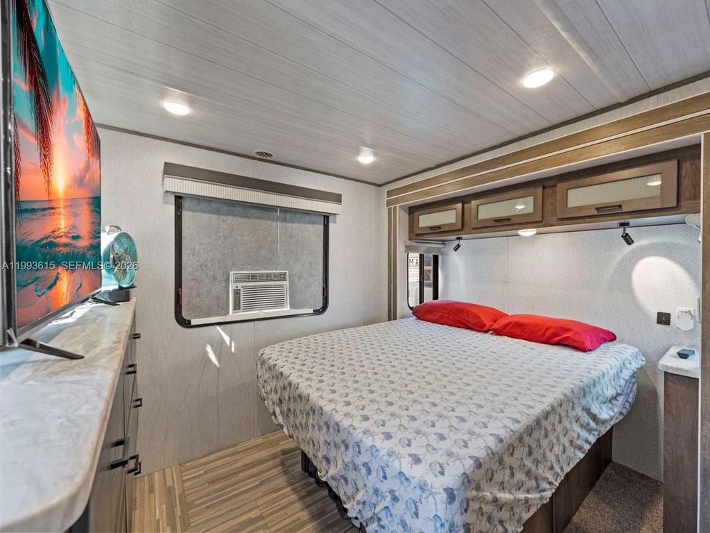 Image 29 of property listing at 325 Calusa ST 321, Key Largo, FL 33037