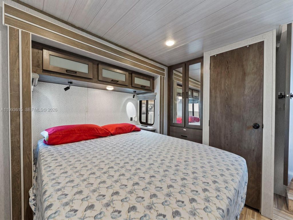 Image 30 of property listing at 325 Calusa ST 321, Key Largo, FL 33037