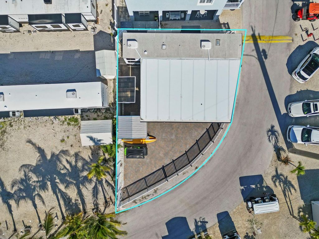 Image 46 of property listing at 325 Calusa ST 321, Key Largo, FL 33037