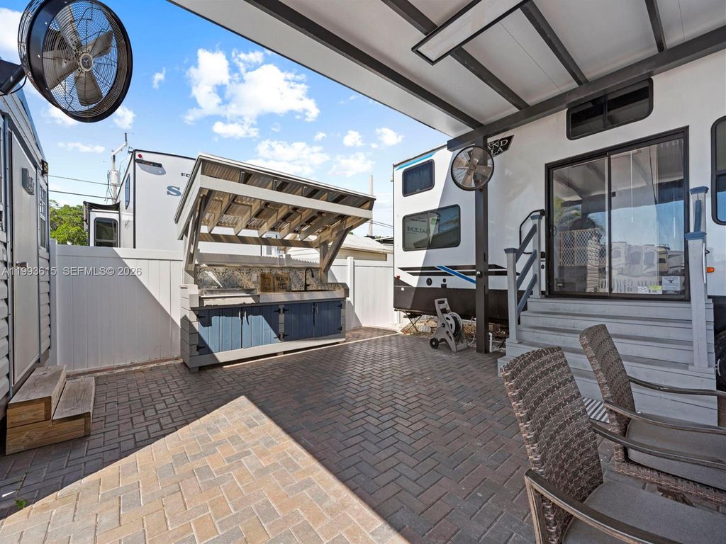 Image 5 of property listing at 325 Calusa ST 321, Key Largo, FL 33037