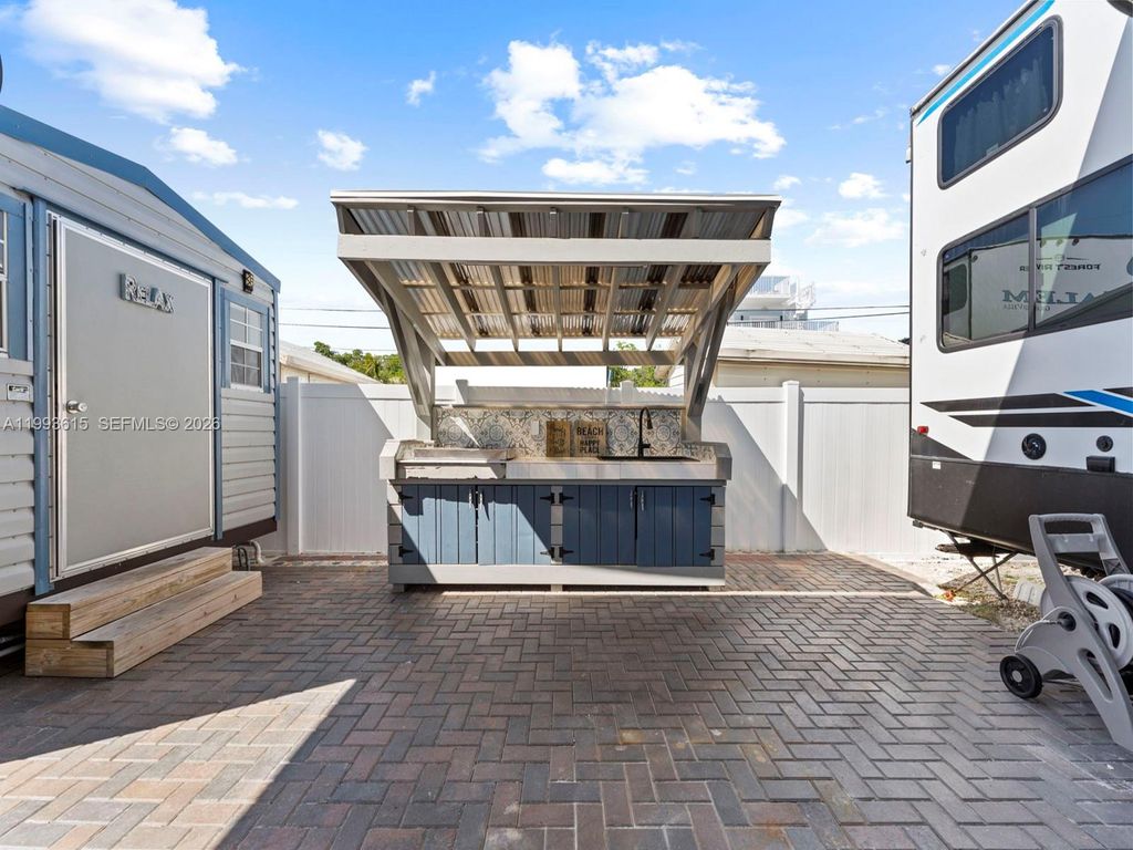 Image 6 of property listing at 325 Calusa ST 321, Key Largo, FL 33037