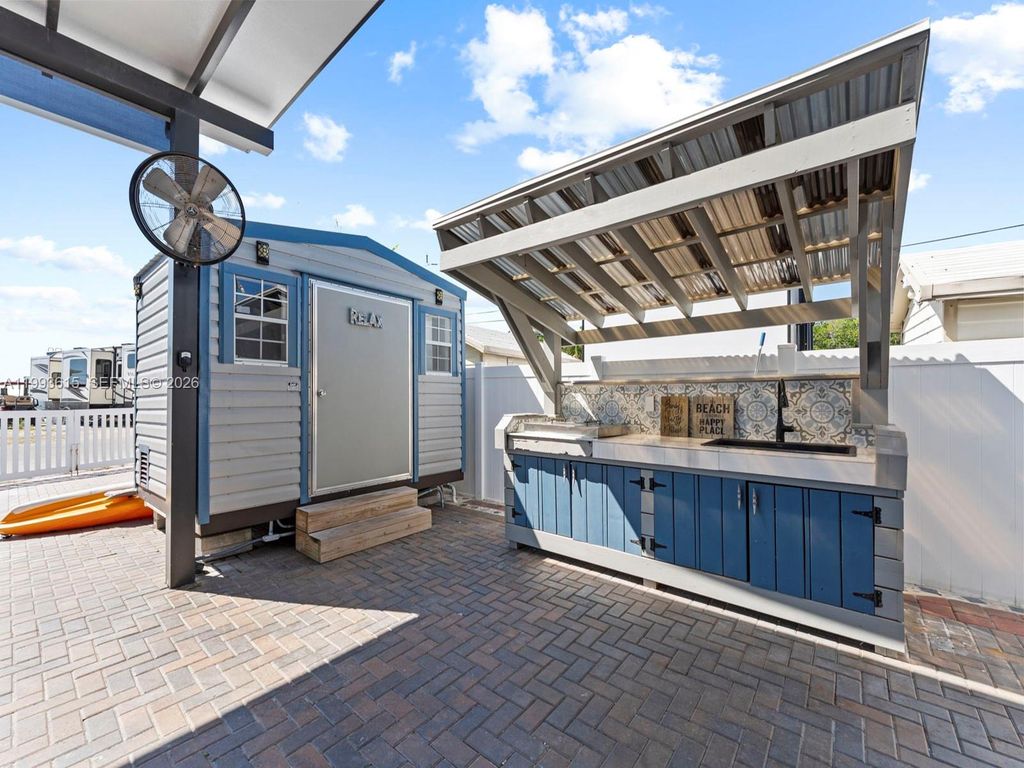 Image 7 of property listing at 325 Calusa ST 321, Key Largo, FL 33037