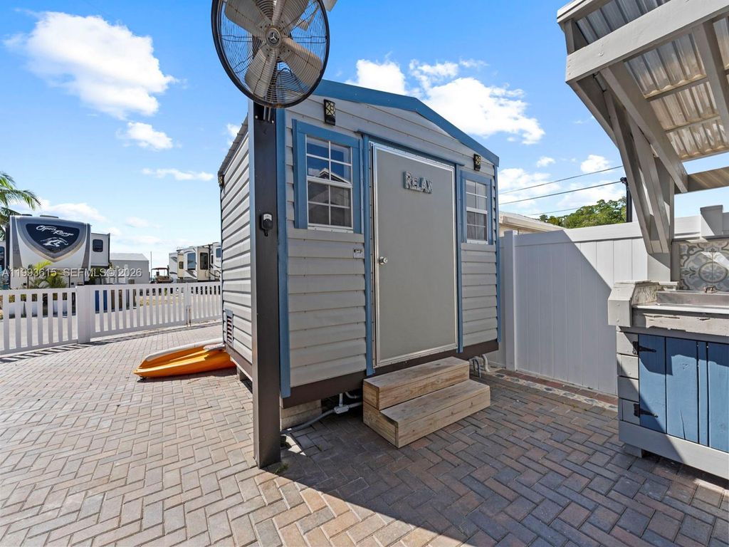 Image 8 of property listing at 325 Calusa ST 321, Key Largo, FL 33037