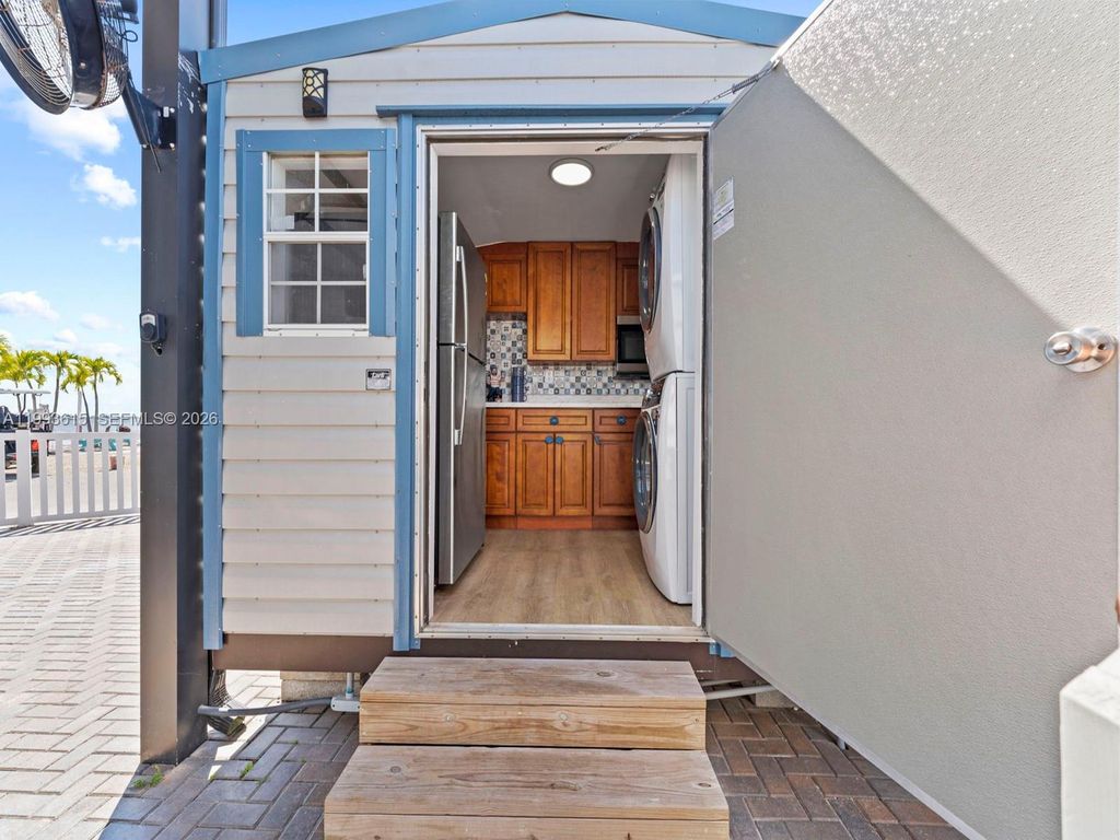 Image 9 of property listing at 325 Calusa ST 321, Key Largo, FL 33037