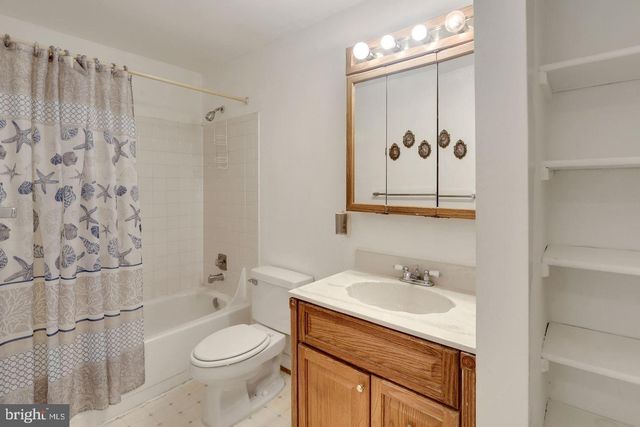 6060 HOLLOW KNOLL CT, Springfield, VA 22152