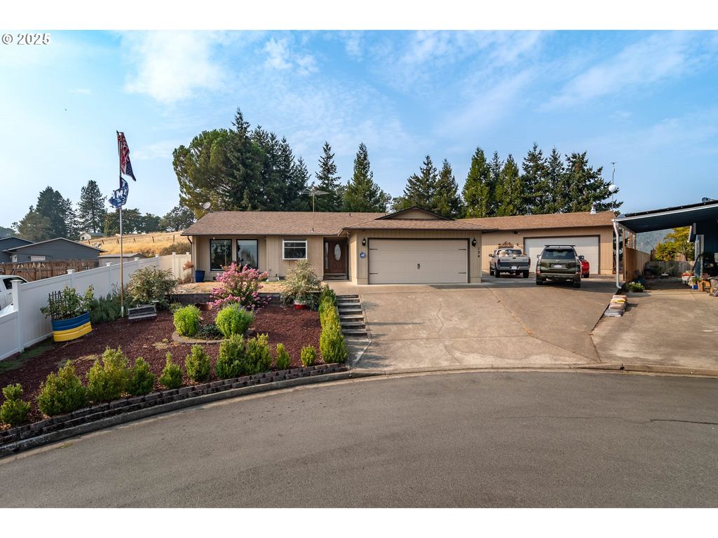 124 ALOHA Ct, Roseburg, OR 97471