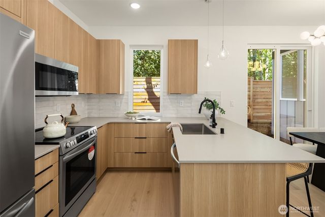 7330 25th Avenue NW, Seattle, WA 98117