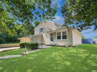 16 POINT EAST Court, Pekin, IL 61554