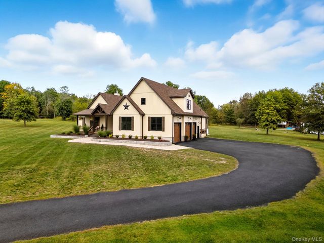 11 Knolls Road, Wallkill, NY 12589