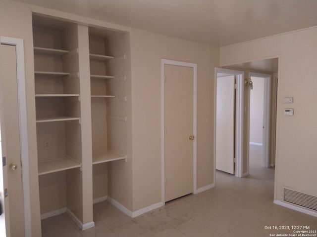 359 Waxwood Ln, San Antonio, TX 78216
