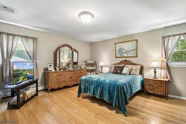 42 Davenport Ave, Roseland Boro, NJ 07068