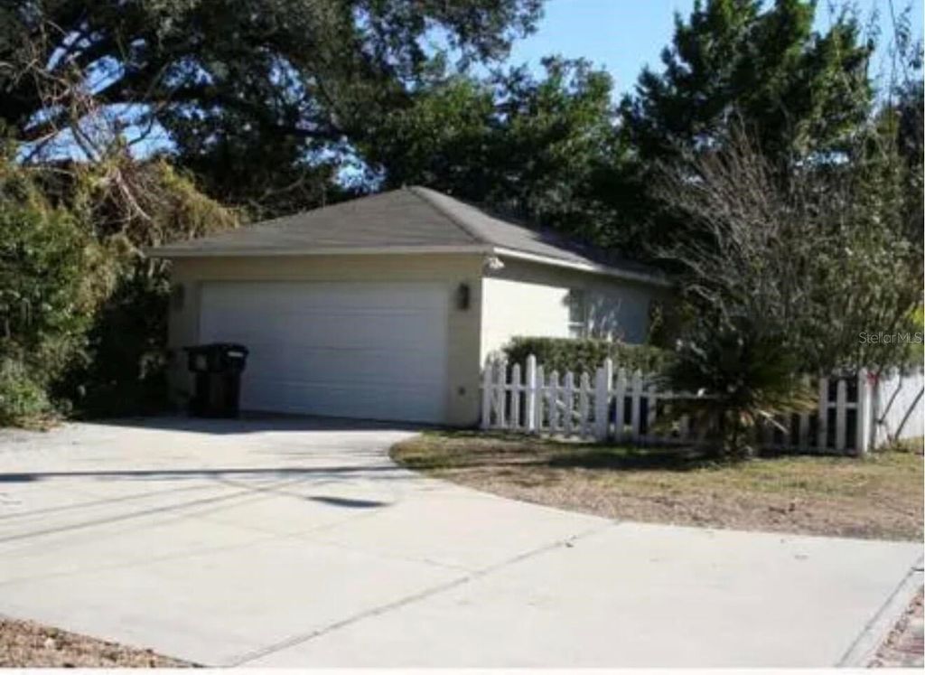 Image 6 of property listing at 826 N WESTMORELAND DRIVE, Orlando, FL 32804