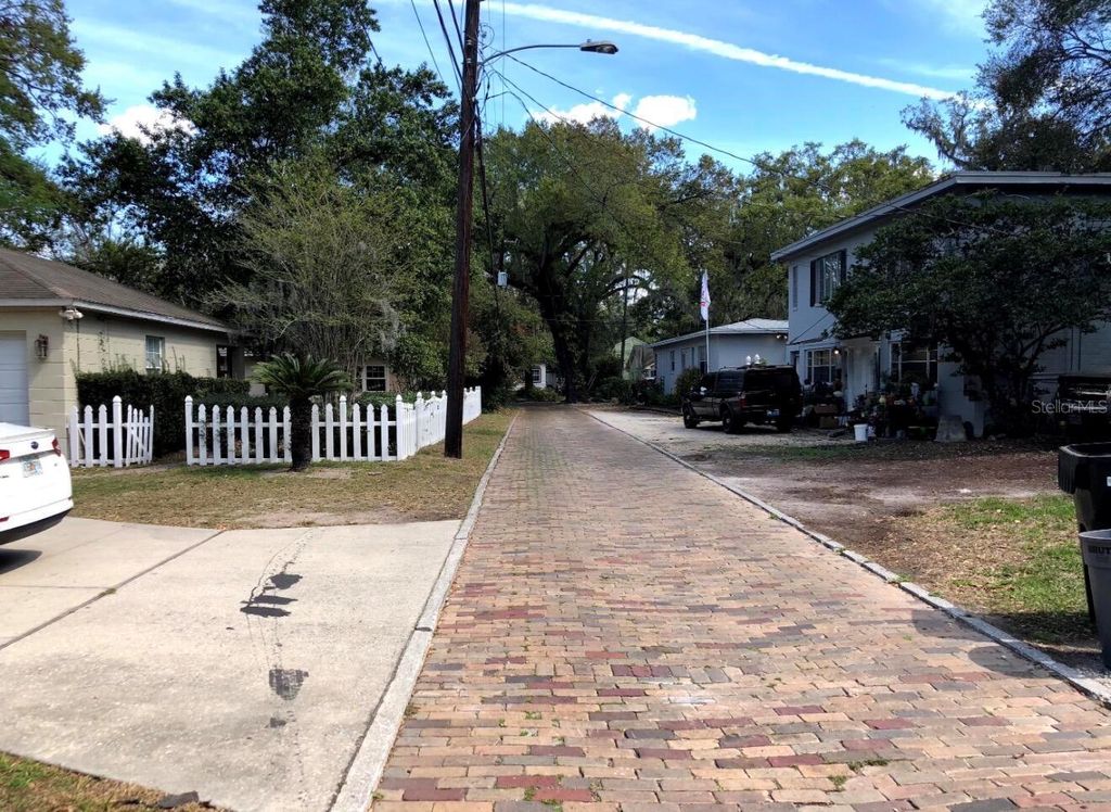 Image 8 of property listing at 826 N WESTMORELAND DRIVE, Orlando, FL 32804