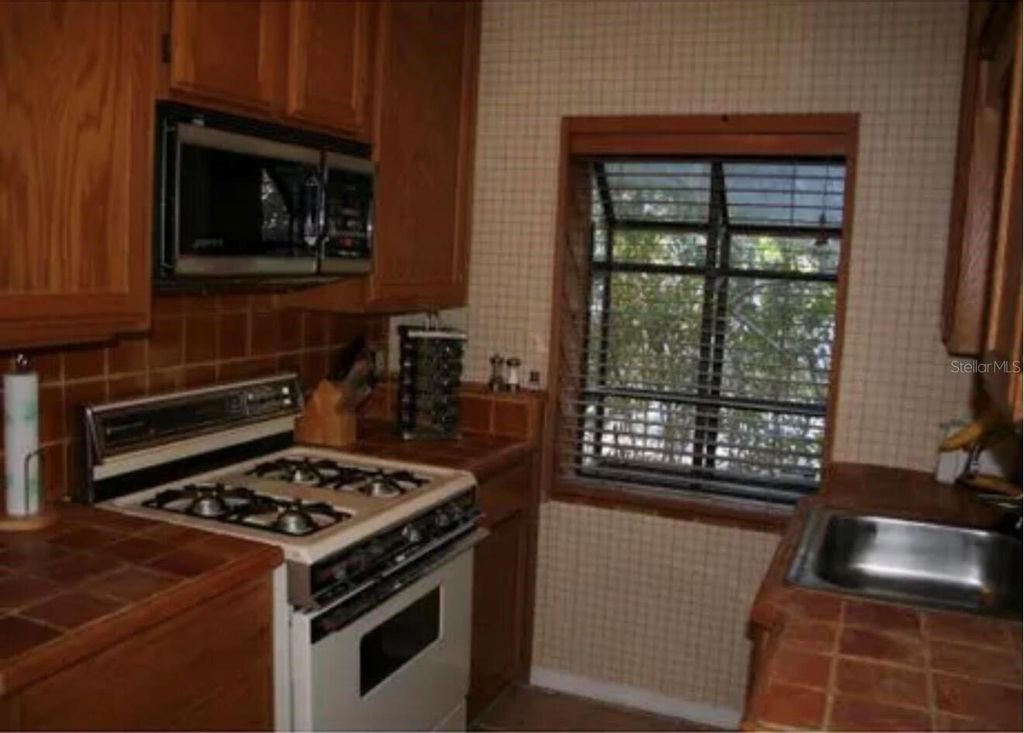 Image 9 of property listing at 826 N WESTMORELAND DRIVE, Orlando, FL 32804