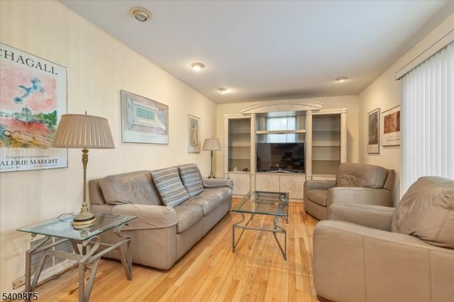 29 Manitou Cir, Westfield Town, NJ 07090