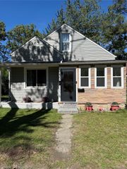 345 E Maxlow Avenue, Hazel Park, MI 48030