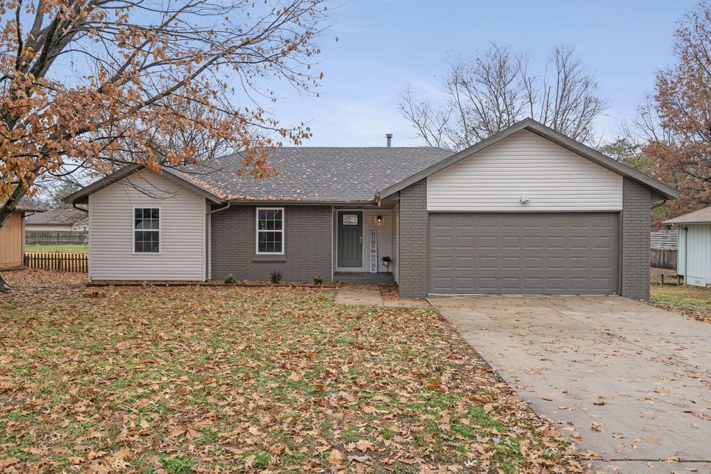 3205 W Roxbury Street, Springfield, MO 65807