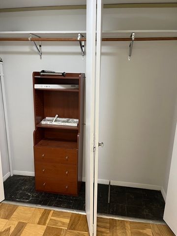 6 Whittier Pl 17G, Boston, MA 02114