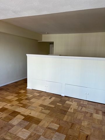 6 Whittier Pl 17G, Boston, MA 02114