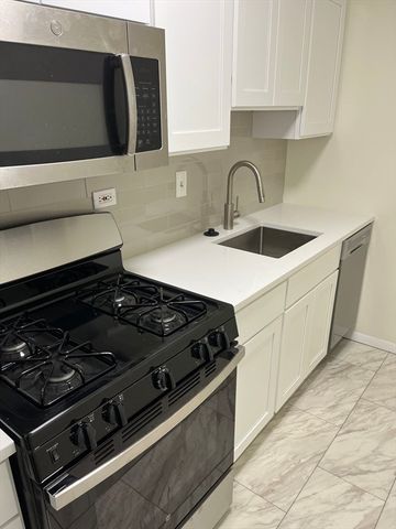 6 Whittier Pl 17G, Boston, MA 02114