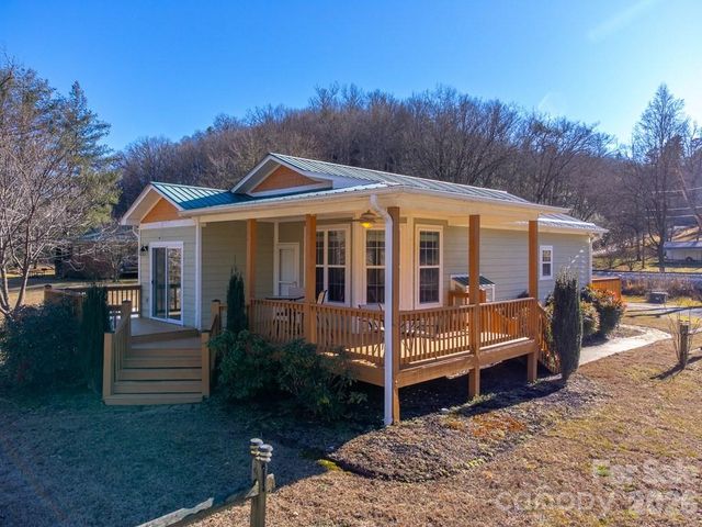 990 Hornet Drive, Whittier, NC 28789