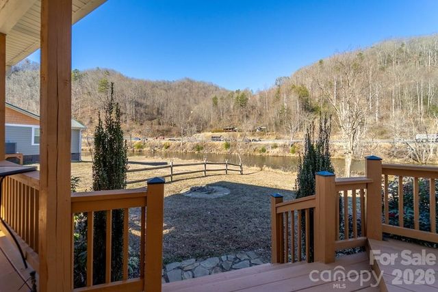 990 Hornet Drive, Whittier, NC 28789
