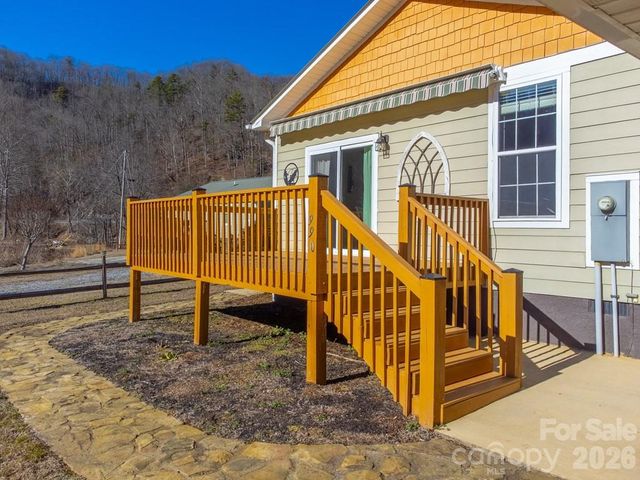 990 Hornet Drive, Whittier, NC 28789