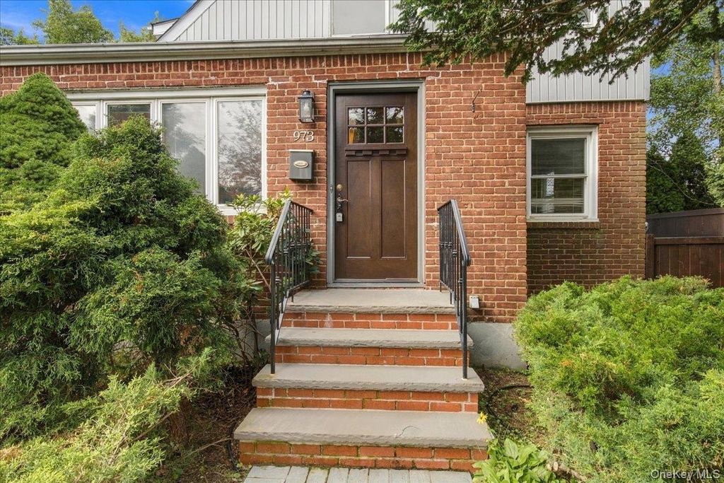 973 N 3rd Street, New Hyde Park, NY 11040 — photo 3
